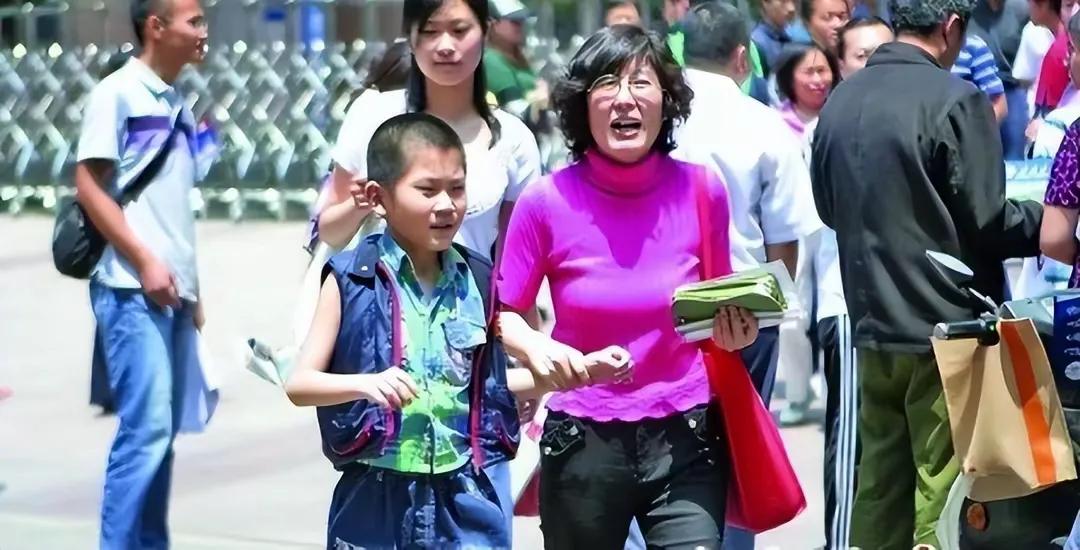 山东神童 : 2天念完小学 , 10岁参加高考 , 读了1年大学嫌太简单溜回家