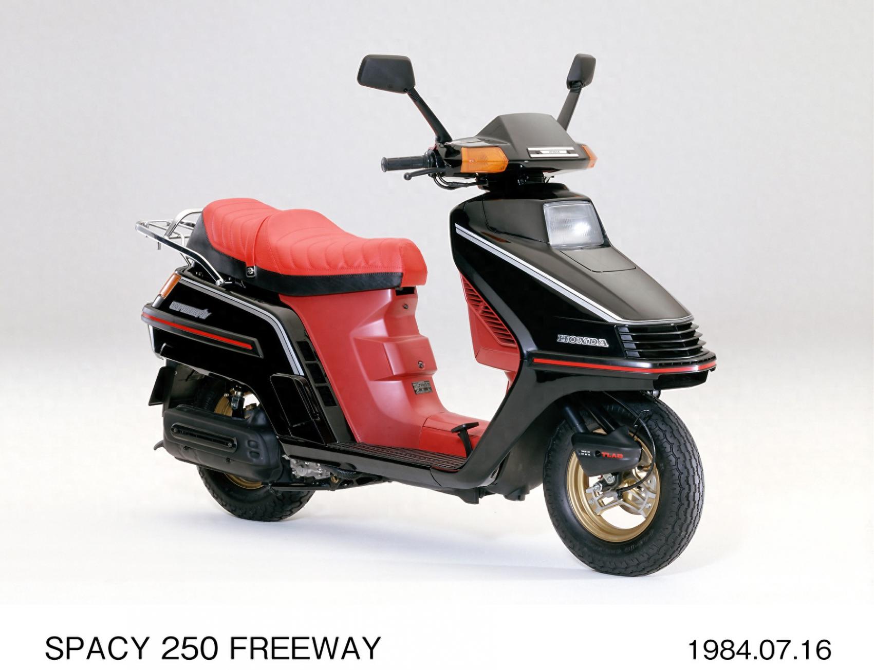 本田推出顶配豪华大踏板—1984 Honda Spacy 250 Freeway