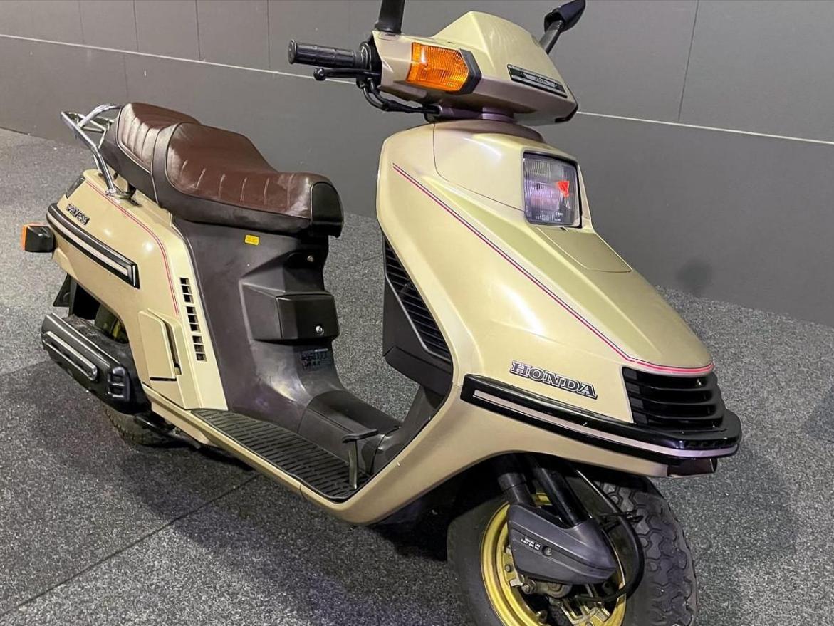 本田推出顶配豪华大踏板—1984 Honda Spacy 250 Freeway