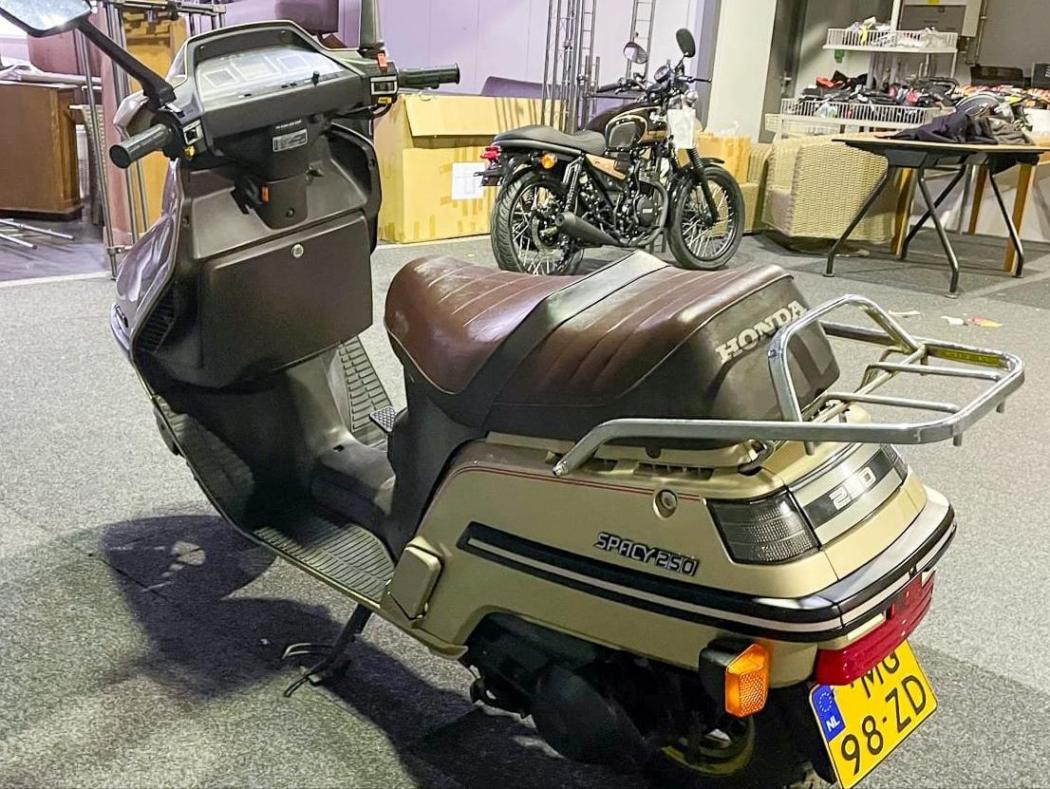 本田推出顶配豪华大踏板—1984 Honda Spacy 250 Freeway