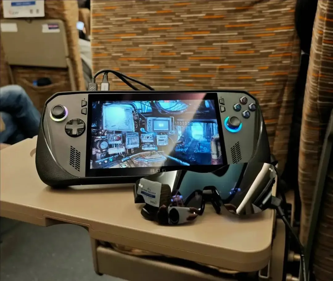 轻量化的眼镜形态 AR 显示器在高铁飞机上越来越常见了｜机核网 @再生妖精