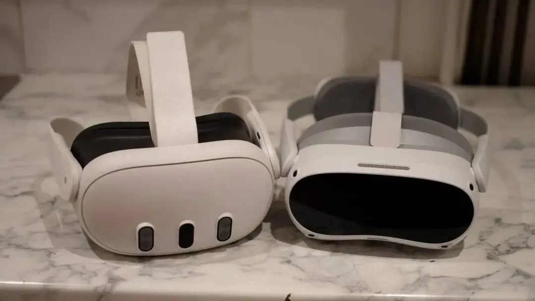 Meta Quest 3（左）与 Pico 4（右）都还属于印象中比较传统的 VR 设备形态｜ThreeSixty Cameras
